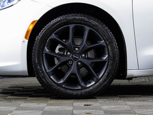 Used 2021 Chrysler Pacifica Touring-L w/ Uconnect Theater Family Group image 48