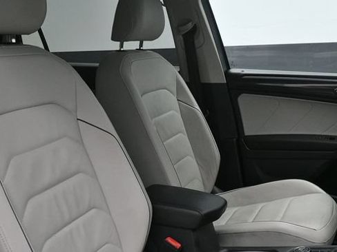 Used 2018 Volkswagen Tiguan SEL Premium AWD/4WD image 9