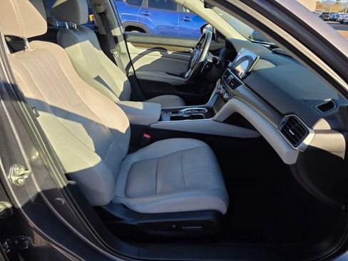 Used 2018 Honda Accord Touring image 9