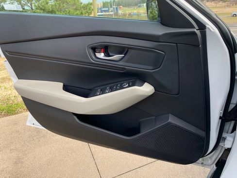 Used 2025 Honda Accord SE image 25