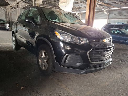 Used 2018 Chevrolet Trax LS w/ LPO, Cargo Package AWD/4WD image 1