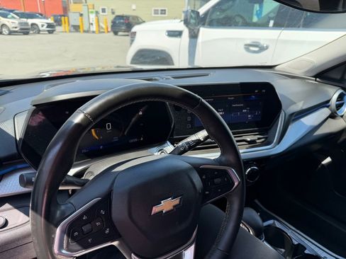 Used 2024 Chevrolet Trax LT w/ Sunroof Package FWD image 22