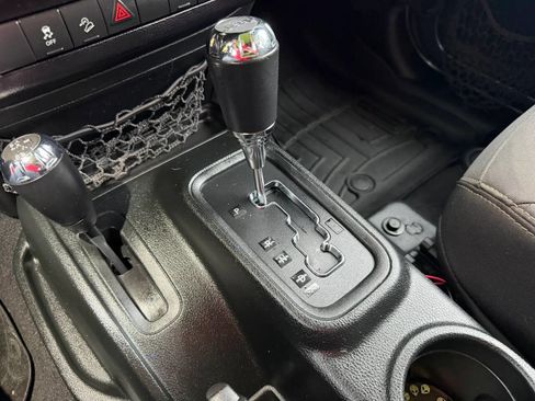 Used 2018 Jeep Wrangler Unlimited Sahara image 47