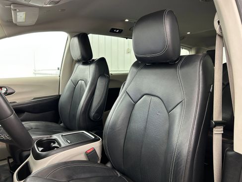 Used 2022 Chrysler Pacifica Touring-L FWD image 24