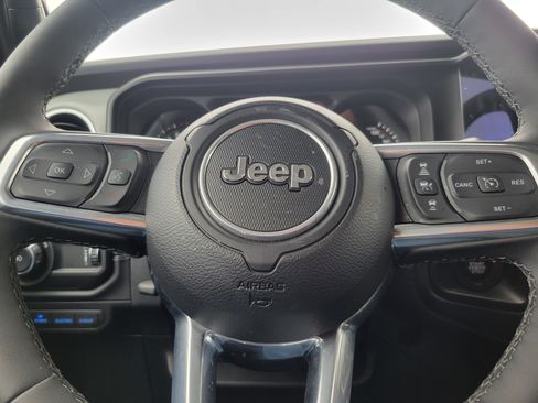 Used 2025 Jeep Wrangler Unlimited Sahara AWD/4WD image 8