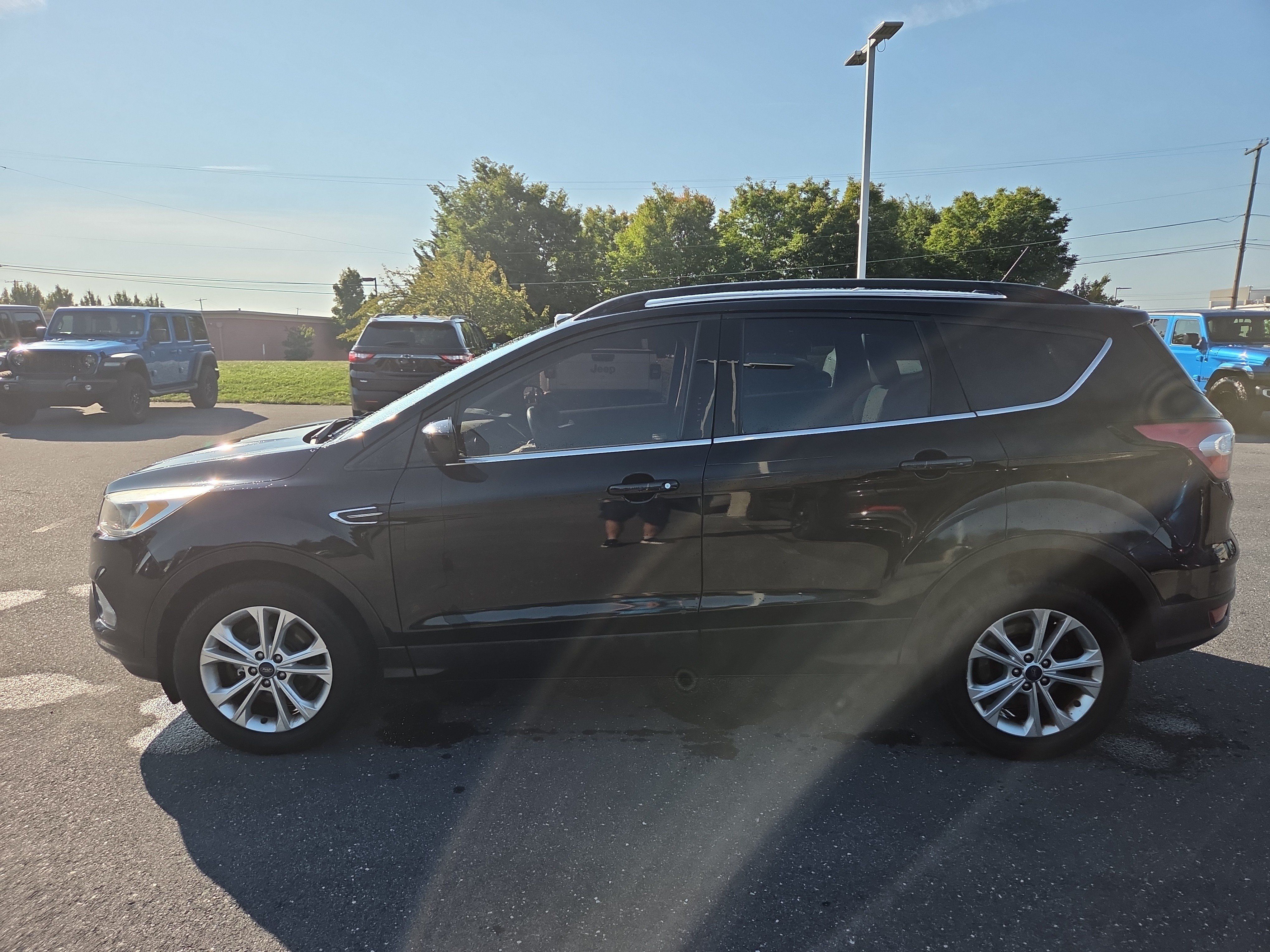 Used 2018 Ford Escape SE w/ Ford Safe & Smart Package AWD/4WD image 11