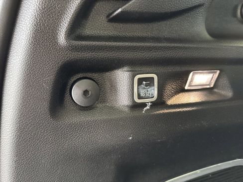 Used 2023 Jeep Grand Cherokee L Limited w/ Black Appearance Package image 12