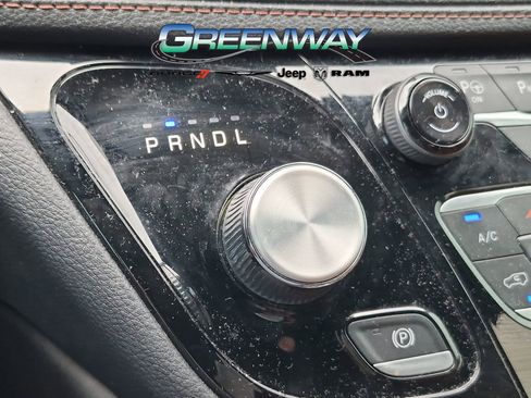 Used 2024 Chrysler Pacifica Pinnacle FWD image 7