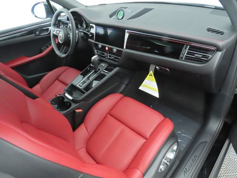 Used 2025 Porsche Macan AWD/4WD image 21