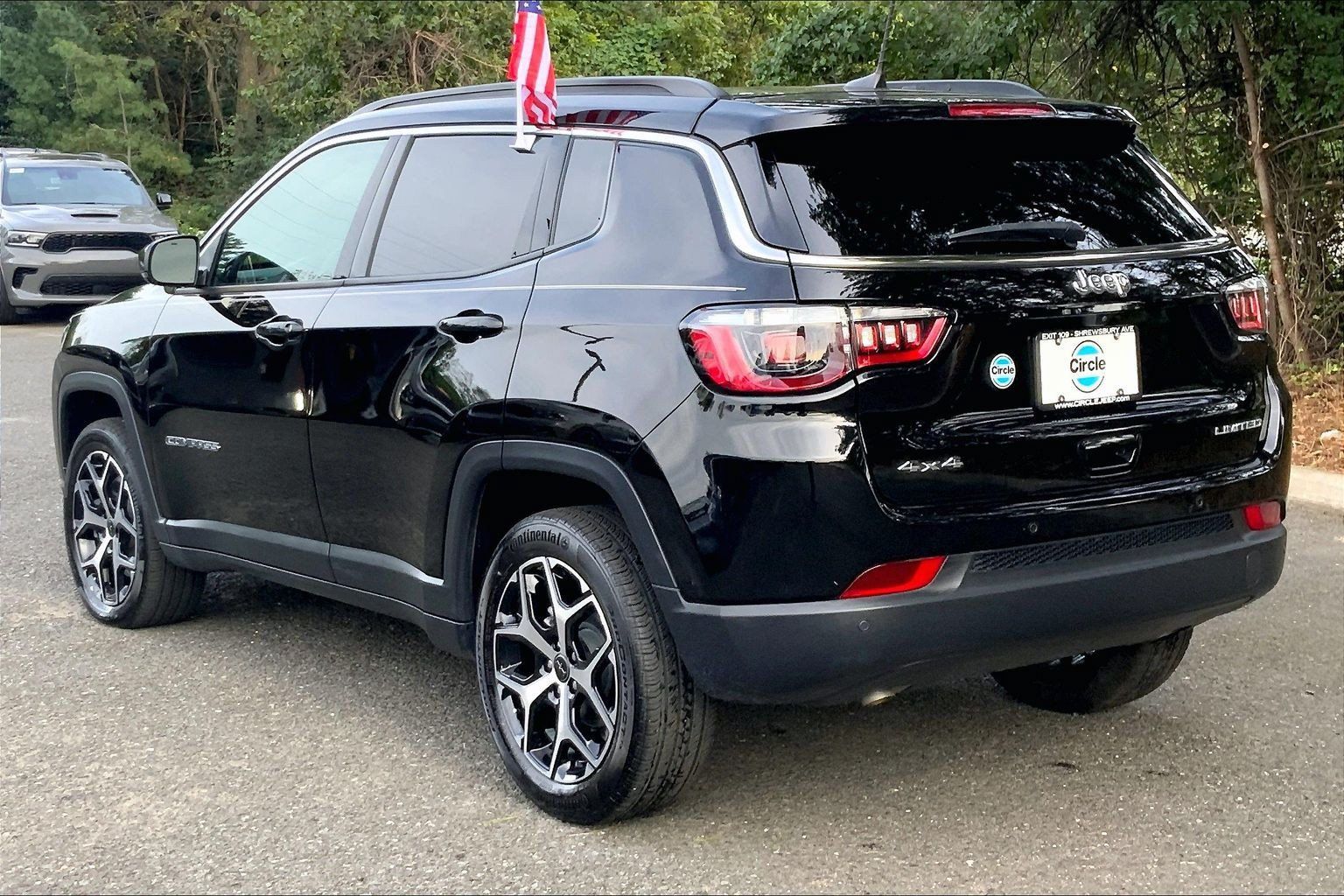 Used 2025 Jeep Compass Limited w/ Sun & Sound Group AWD/4WD image 9