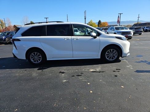 Used 2025 Toyota Sienna LE image 67
