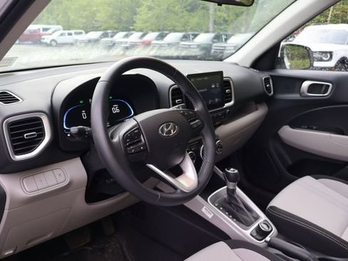 Used 2024 Hyundai Venue SEL FWD image 10