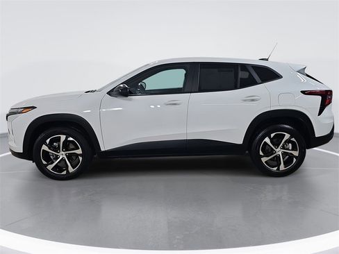 Certified 2024 Chevrolet Trax RS w/ Driver Confidence Package image 8