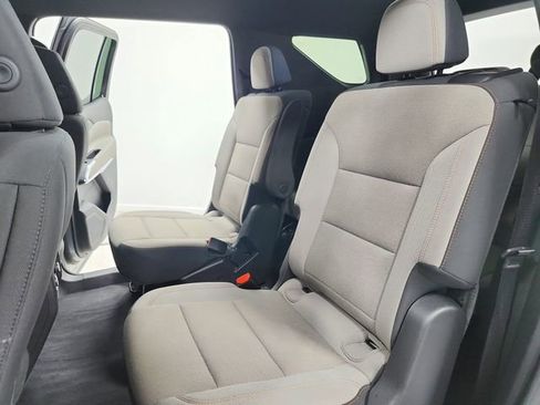 Used 2025 Chevrolet Traverse LT FWD image 37