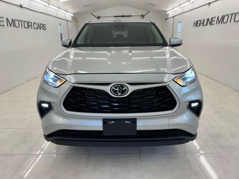 Used 2023 Toyota Highlander LE AWD/4WD image 2