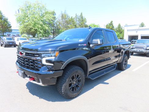 Used 2022 Chevrolet Silverado 1500 ZR2 w/ Technology Package AWD/4WD image 2