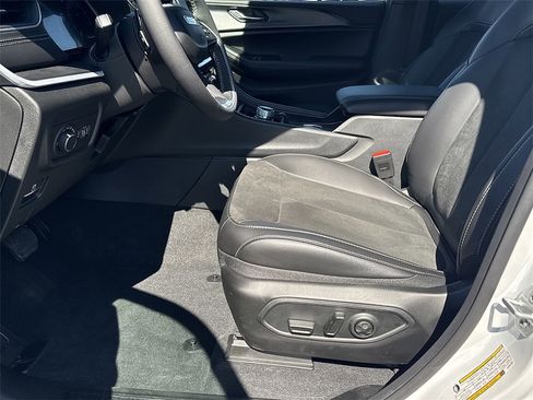 New 2025 Jeep Grand Cherokee Altitude image 9