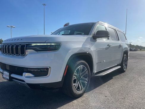 Used 2024 Jeep Wagoneer L Series II w/ Flexible Seating Group RWD image 10