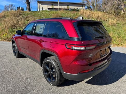 New 2025 Jeep Grand Cherokee Altitude image 9