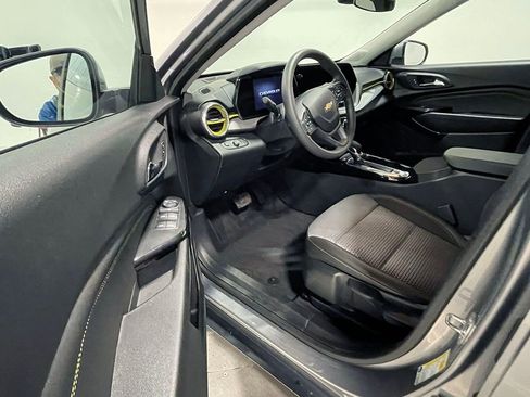 Used 2024 Chevrolet Trax LT FWD image 17