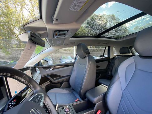 Certified 2026 Volkswagen Tiguan SE w/ Panoramic Sunroof Package AWD/4WD image 14