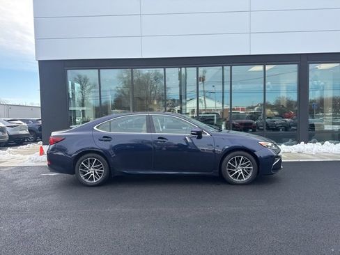 Used 2017 Lexus ES 350 w/ Luxury Package image 2