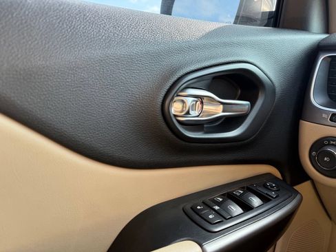 Used 2019 Jeep Cherokee Latitude w/ Popular Appearance Group FWD image 12