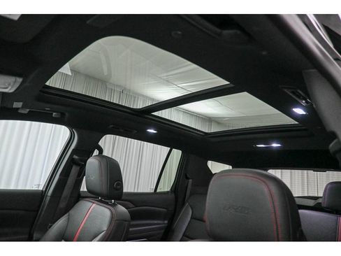 Used 2024 Chevrolet Traverse RS FWD image 13