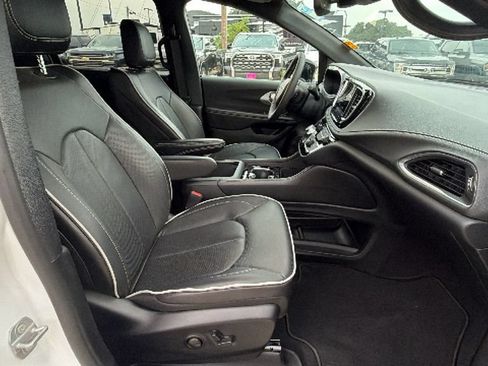 Used 2026 Chrysler Pacifica Limited FWD image 29