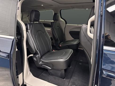 Used 2024 Chrysler Pacifica Limited w/ Trailer Tow Group image 32