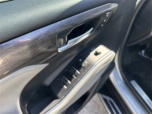 Used 2023 Toyota Highlander Limited image 19