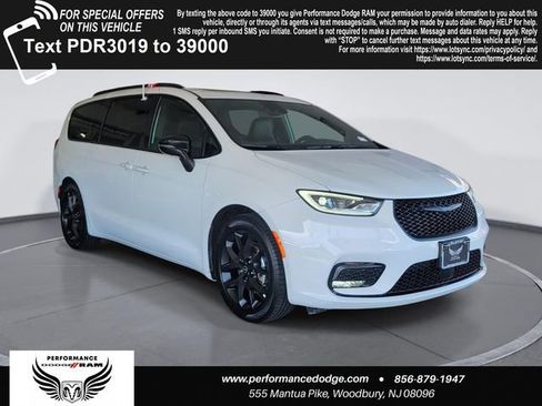 Used 2025 Chrysler Pacifica Limited FWD image 1