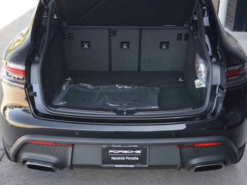 Certified 2026 Porsche Macan AWD/4WD image 37