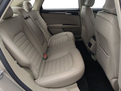 Used 2018 Ford Fusion SE w/ Fusion SE Technology Package FWD image 19