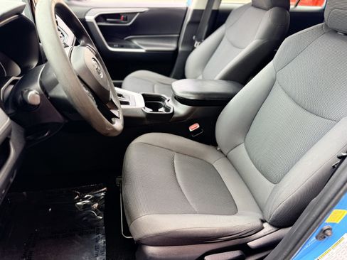 Used 2019 Toyota RAV4 LE w/ All Weather Liner Package AWD/4WD image 30