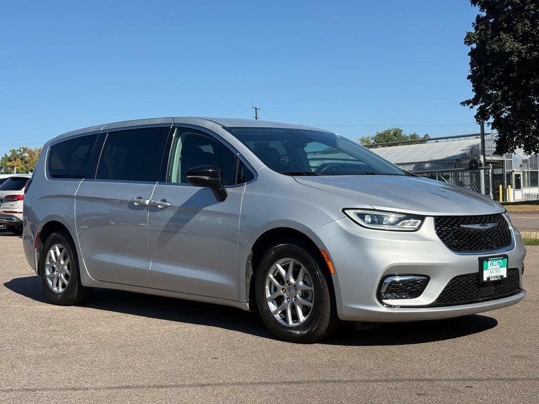 Used 2024 Chrysler Pacifica Touring-L FWD image 2