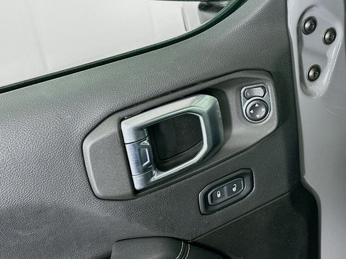 Used 2023 Jeep Wrangler Unlimited Sahara AWD/4WD image 15