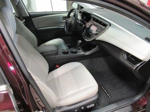 Used 2017 Toyota Avalon Limited image 10