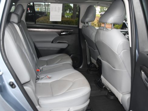 Used 2021 Toyota Highlander Limited FWD image 20