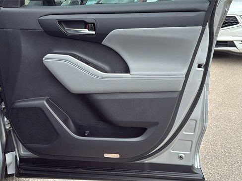 Used 2024 Toyota Highlander XLE image 28