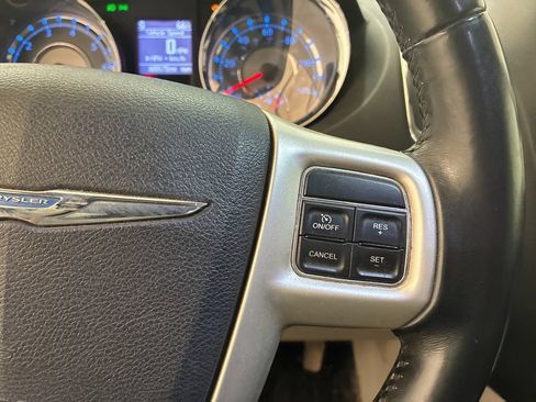 Used 2014 Chrysler Town & Country Touring FWD image 19