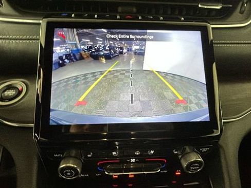 Used 2022 Jeep Grand Cherokee Overland w/ Luxury Tech Group IV AWD/4WD image 26