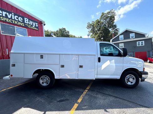 Used 2017 Chevrolet Express 3500 image 3