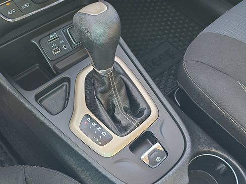 Used 2016 Jeep Cherokee Latitude w/ Cold Weather Group image 28