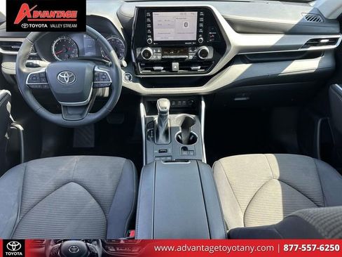 Used 2022 Toyota Highlander LE AWD/4WD image 16