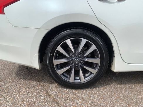 Used 2016 Nissan Altima 2.5 SL w/ Moonroof Package FWD image 9