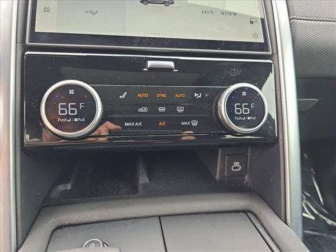 Used 2025 Land Rover Discovery Dynamic SE AWD/4WD image 22