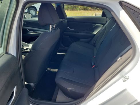 Used 2025 Hyundai Elantra SE FWD image 10