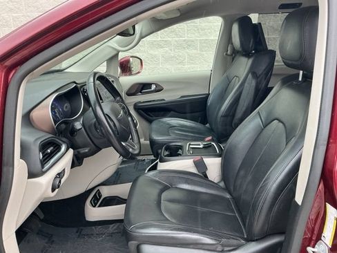 Used 2018 Chrysler Pacifica Touring-L Plus FWD image 17