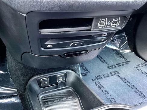 Used 2021 Chrysler Pacifica Touring-L w/ Uconnect Theater Family Group FWD image 16